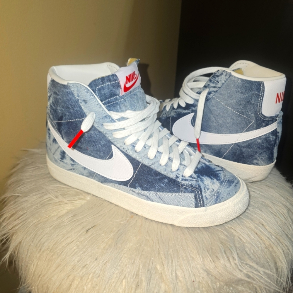 Nike Women's Blazer Mid 77